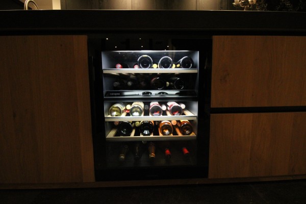 keuken met eiland in houtkleur met zwart